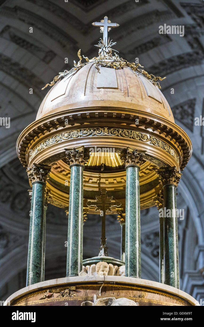 High altar, detail of the dome of the presbytery, work of Pedro Arnal, custody made by Juan Ruiz, take in Jaen, Spain Stock Photo