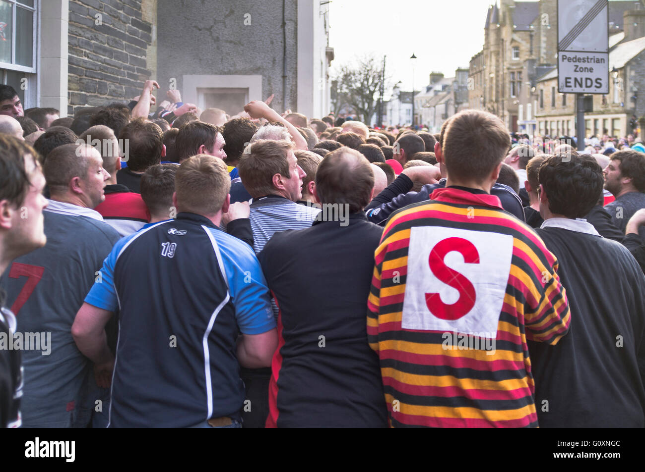 dh Ba game KIRKWALL ORKNEY Ba game team scrum streets of Kirkwall Stock Photo