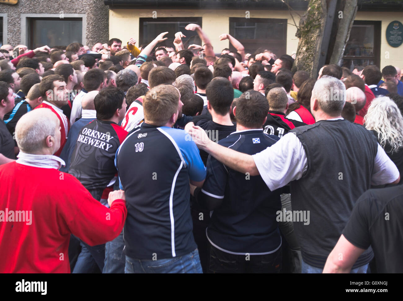 dh Ba game KIRKWALL ORKNEY Ba game team scrum streets of Kirkwall Stock Photo