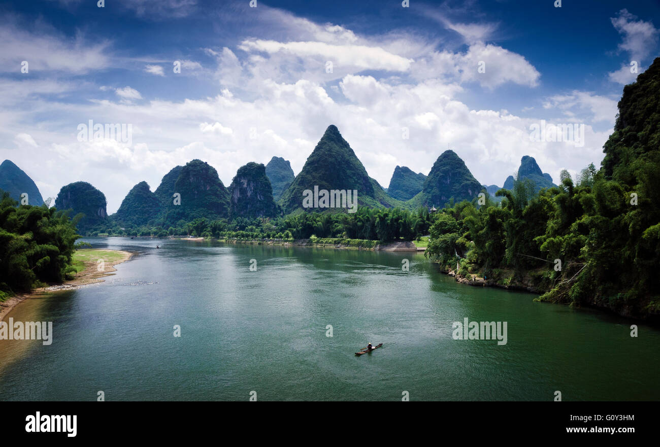 Li River and karst rock formations, Yangshuo, Guangxi, China Stock Photo