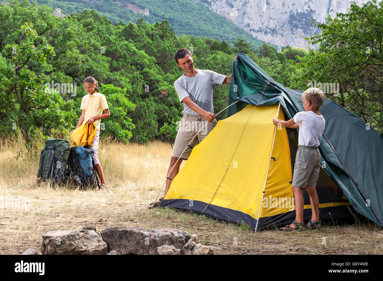 веселье в походе. They are camping. Put a tent. Go camping. They are camping.
