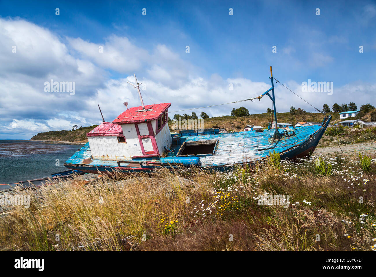 https://c8.alamy.com/comp/G0Y67D/old-fishing-boats-on-the-coast-on-the-strait-of-magellan-at-punta-G0Y67D.jpg