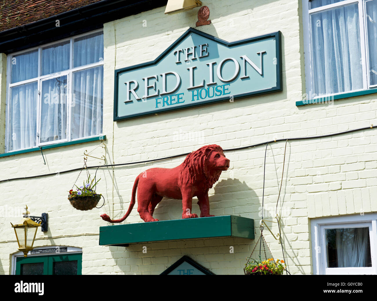 The Red Lion pub in the village of East Bergholt, Suffolk, England UK Stock Photo