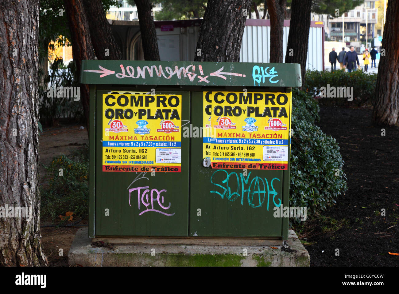 Adverts / posters on electrical enclosure / cabinet for buyer offering to buy gold and silver during economic crisis, Madrid, Spain Stock Photo