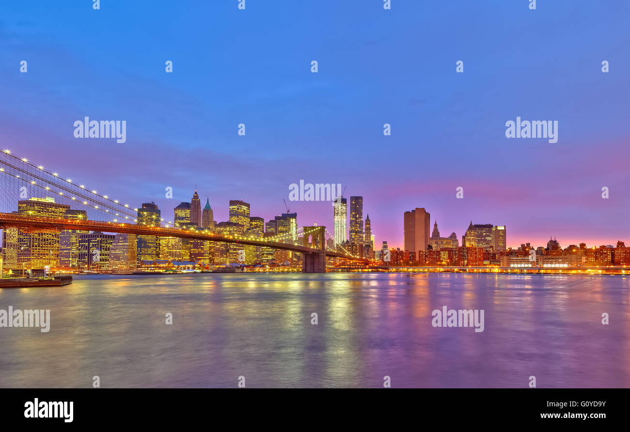 Brooklyn bridge and Manhattan at dusk Stock Photo - Alamy