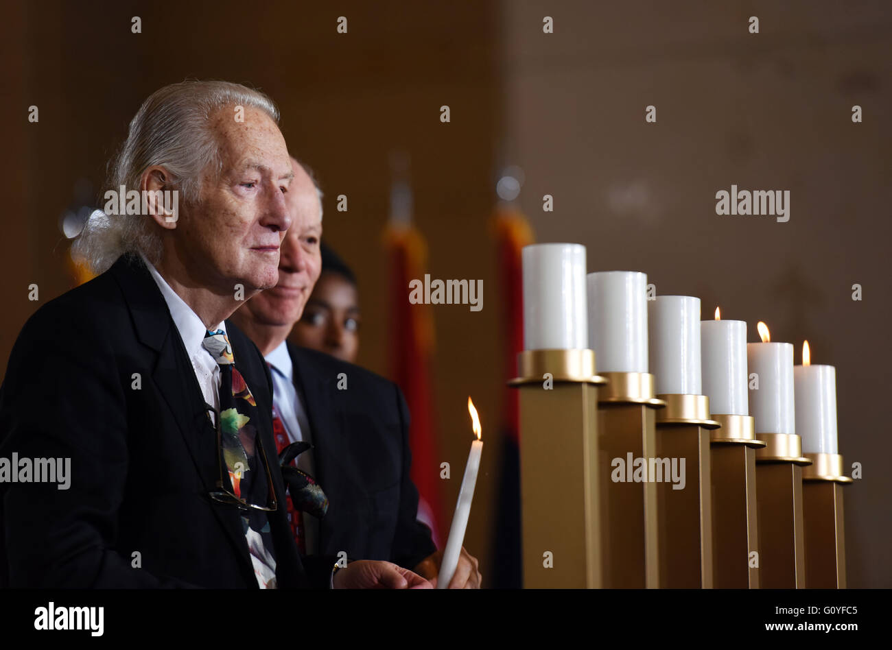 Washington, DC, DC, USA. 5th May, 2016. Holocaust survivor Kurt Gutfreund lights a candle during the Days of Remembrance Ceremony held by U.S. Holocaust Memorial Museum at the Capitol in Washington, DC, May 5, 2016. Credit:  Yin Bogu/Xinhua/Alamy Live News Stock Photo