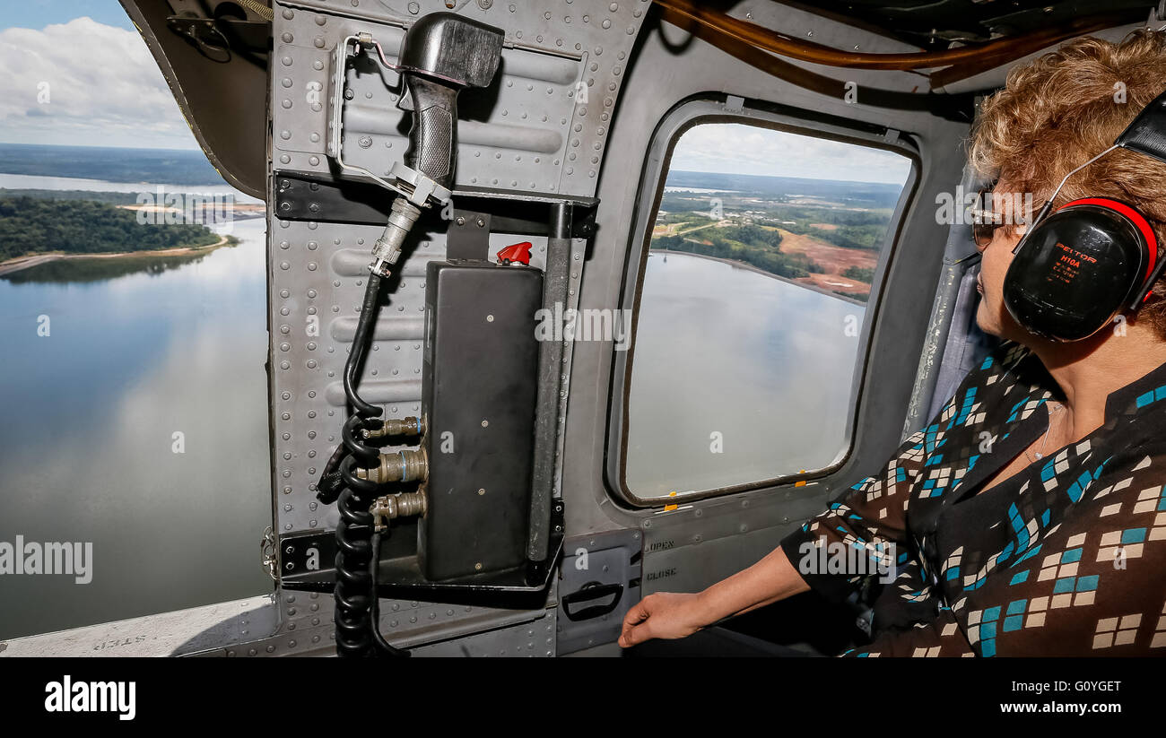 Belo Monte. 5th May, 2016. Image provided by Brazil's Presidency shows Brazilian President Dilma Rousseff watching out from a helicopter in the launching ceremony of the hydroelectric power station of Belo Monte in Para state, Brazil on May 5, 2016. Credit:  Roberto Stuckert Filho/Brazil's Presidency/Xinhua/Alamy Live News Stock Photo