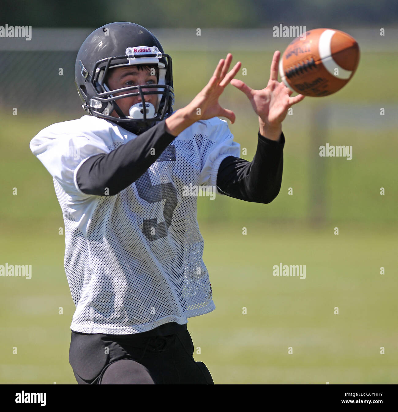 New Port Richey, Florida, USA. 5th May, 2016. BRENDAN FITTERER | Times.Mitchell High School's WR Mason Castricone works out during spring football practice Thursday (5/5/16) © Brendan Fitterer/Tampa Bay Times/ZUMA Wire/Alamy Live News Stock Photo