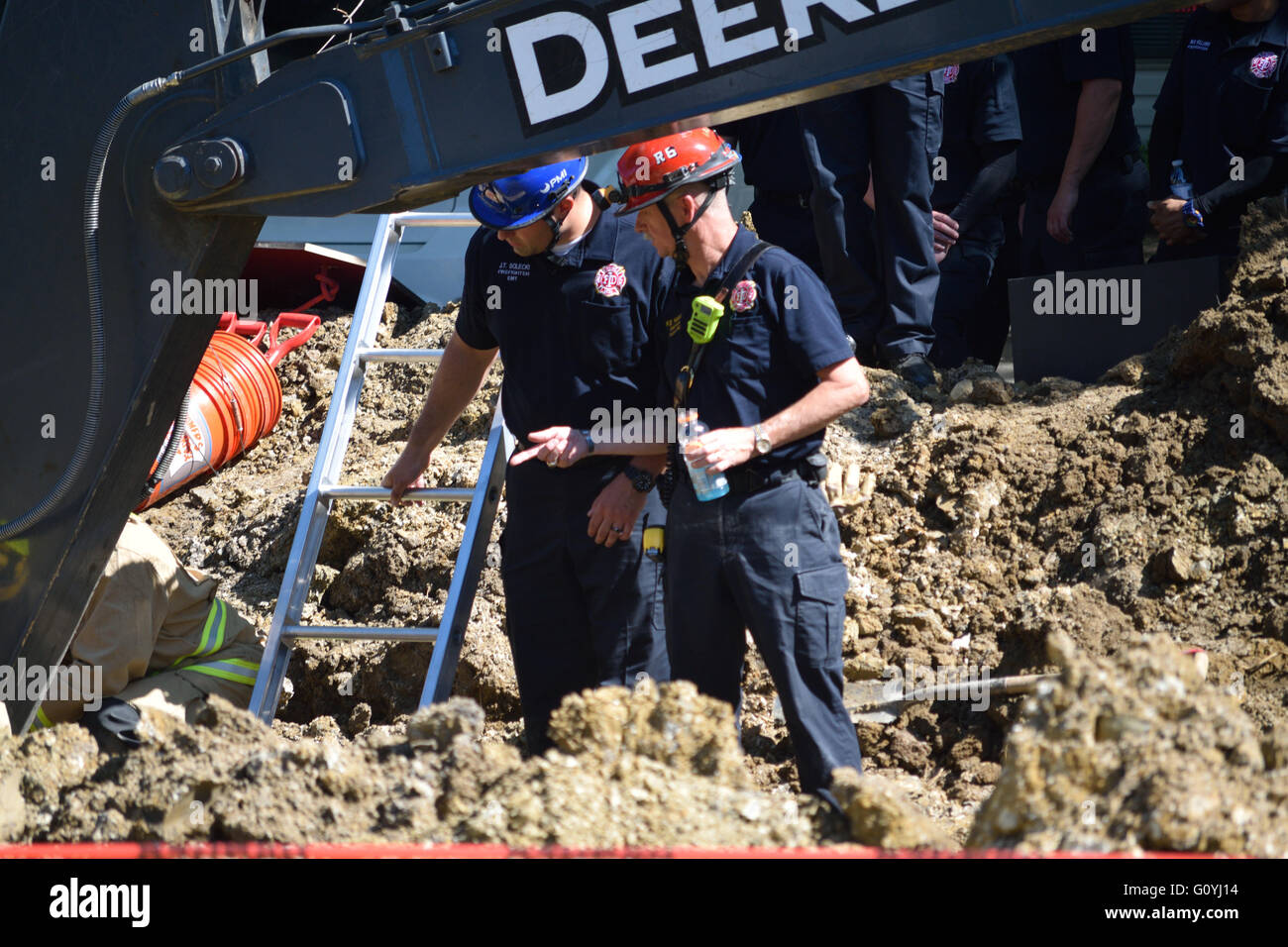 Irving, TX, USA. 5th May, 2016. Rescue workers help dig out a construction worker who was trapped in a twelve foot deep ditch. Credit:  Brian Humek/Alamy Live News. Stock Photo