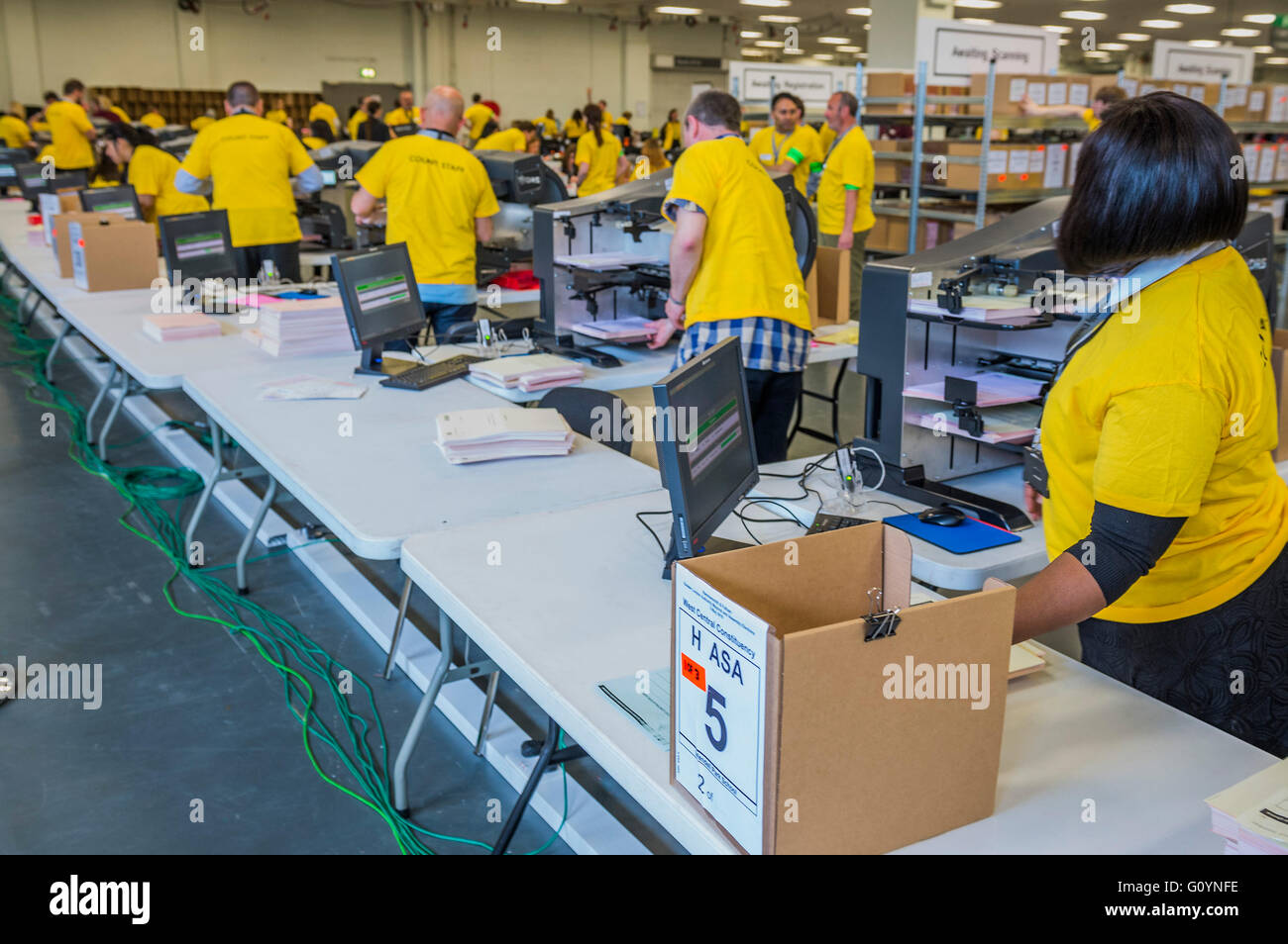 London, UK. 6th May, 2016. The DRS count machines operated by colour coded count staff - The counts for the Mayor of London and Assembly members is carried out by a mixture of machines and people at Olympia, London. The machines are run by DRS, Data & research Services plc. Credit:  Guy Bell/Alamy Live News Stock Photo