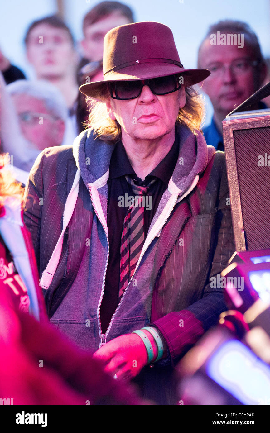 Ibiza, Spain. 02nd May, 2016. Musician Udo Lindenberg watches a Josephin Busch concert on board the cruise ship 'Mein Schiff 3' in the Mediterranean Sea en route from Gibraltar to Ibiza, Spain, 02 May 2016. Photo: CHRISTIAN CHARISIUS/dpa/Alamy Live News Stock Photo