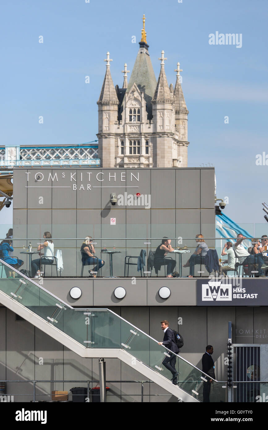 London, UK. 6th May 2016. Sunny and warm in London Credit:  Matthew Chattle/Alamy Live News Stock Photo