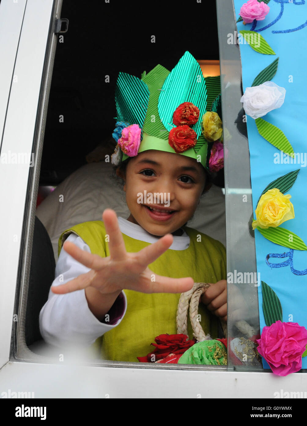 Tunis. 6th May, 2016. A Tunisian girl takes part in the 20th Rose Festival in Tunis, Tunisia on May 6, 2016. Rose Festival is a local festival to welcome spring. Credit:  Adel Ezzine/Xinhua/Alamy Live News Stock Photo