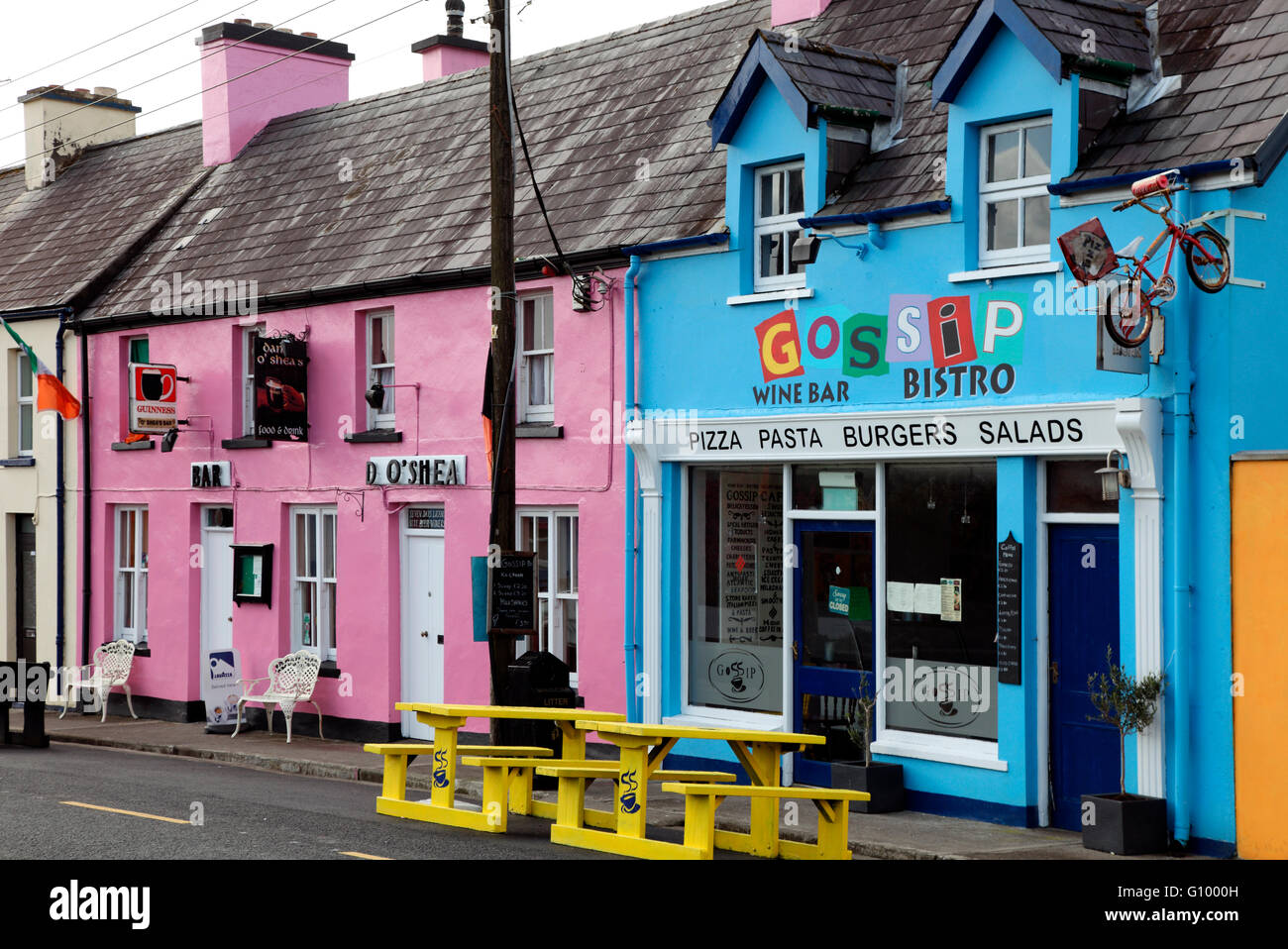 Dan O'Shea's Bar and Gossip Wine Bar in Sneem, County Kerry Stock Photo