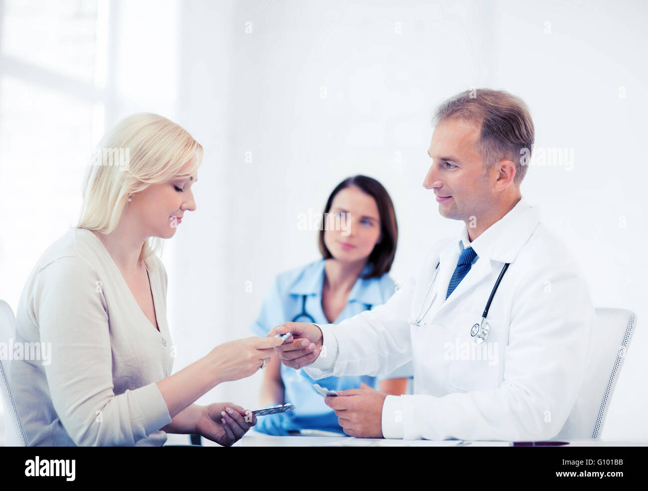 doctor giving tablets to patient in hospital Stock Photo Alamy