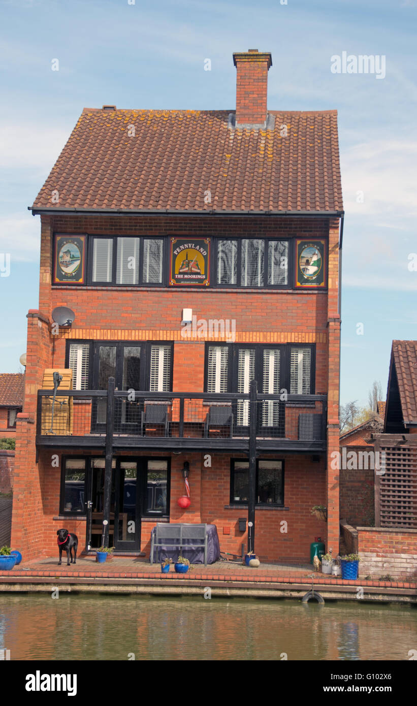 Milton Keynes Buckinghamshire Grand Union Canal Homes By Stock Photo Alamy