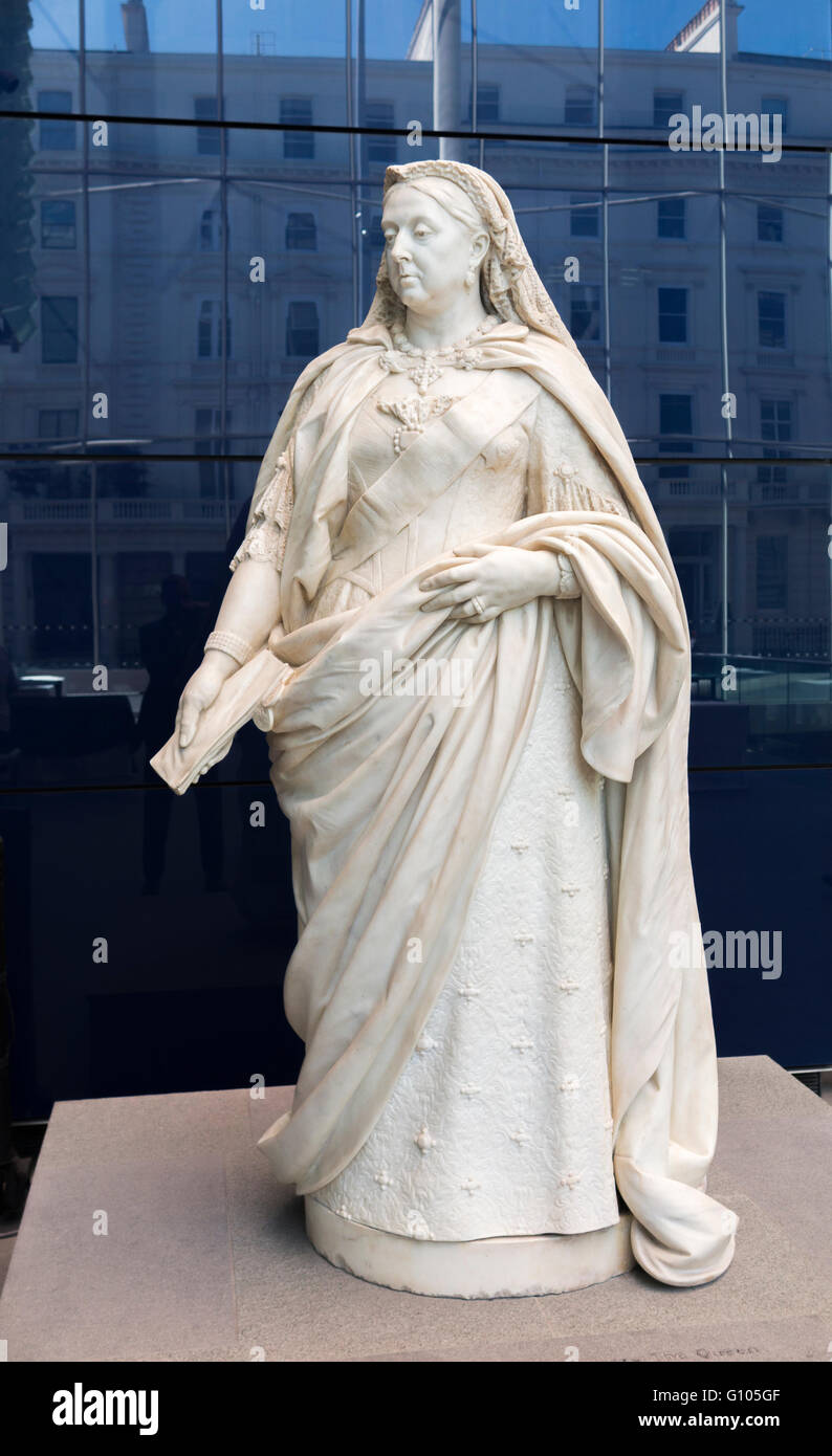 Marble statue of Queen Victoria in Imperial College, South Kensington, London SW7 commissioned by London University in 1888 to mark the Golden Jubilee Stock Photo