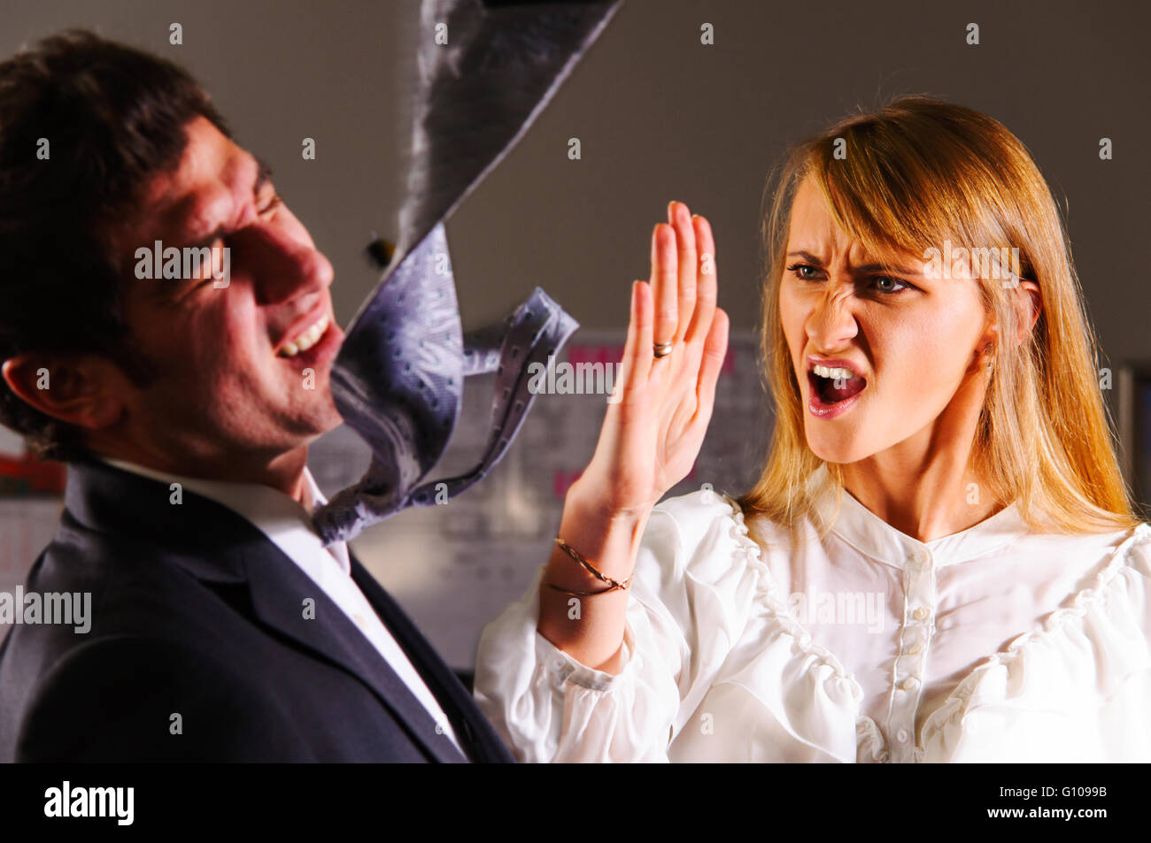 деймон и елена гиф. полицейский пнул женщину в живот. девушке дали пощечину. пощечина гиф. полицейский бьет девушку в живот на митинге.