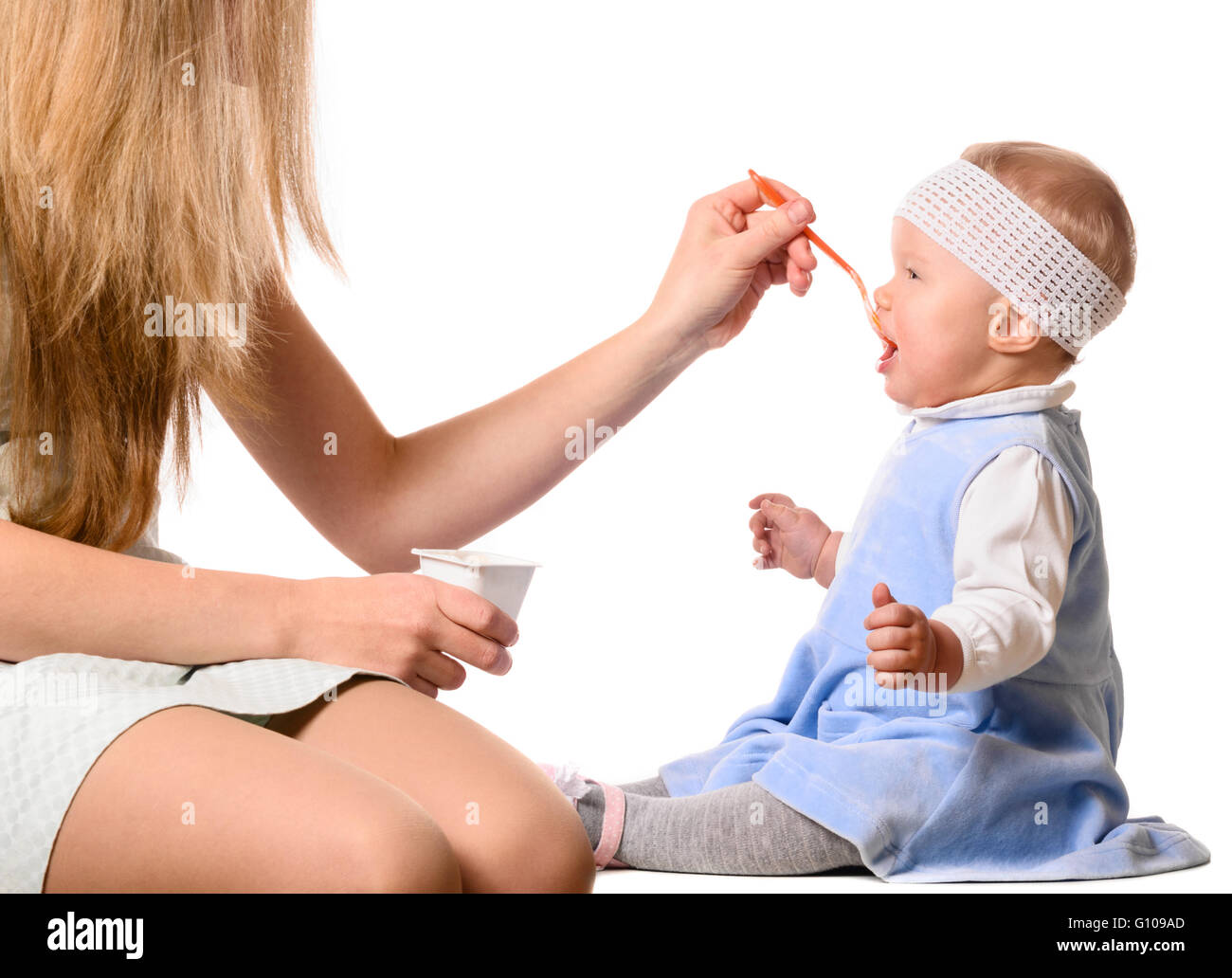 кормление ребенка. She is feeding. She is feeding. мама кормит детей за столом. кормление с ложечки.