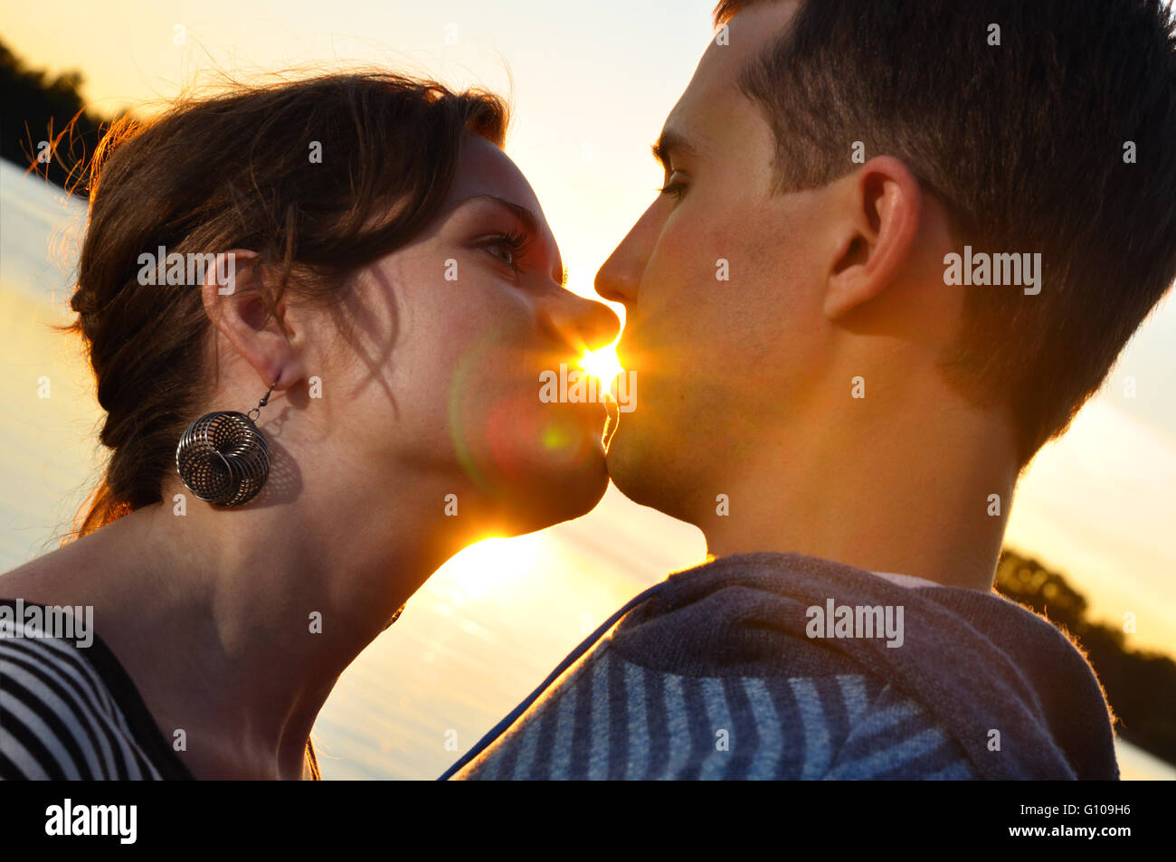 Couple kissing silhouette lake hi-res stock photography and images - Alamy