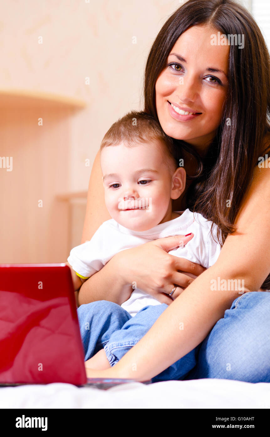 мать и сын в одной кровати. пожилые родители и взрослые дети. объятия матери. мама обнимает малыша. мамочки на кровати.