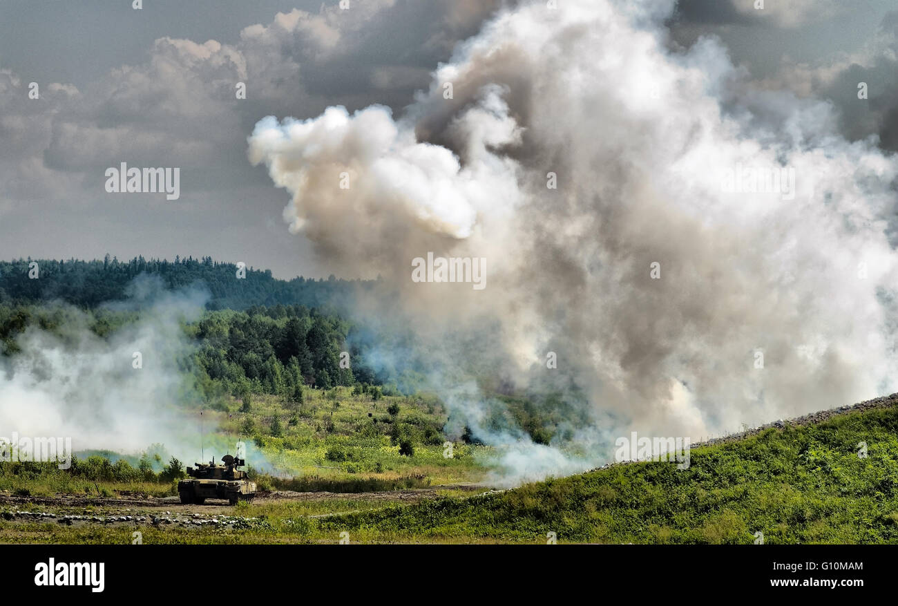 Smoke screen and tank Stock Photo Alamy