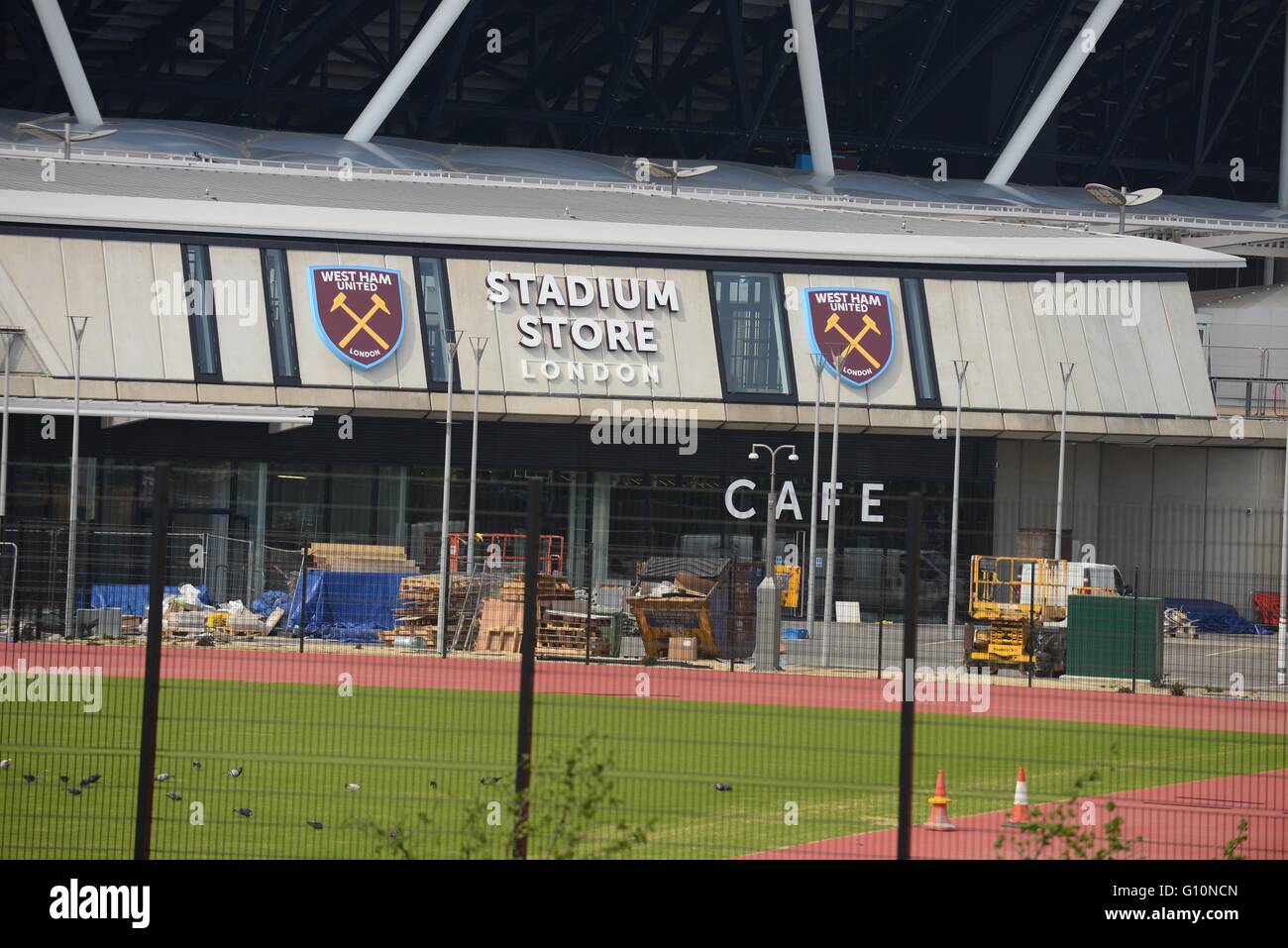 Eerder Onze onderneming Doe alles met mijn kracht West Ham United Football Stadium Store at the Olympic Stadium, under  construction Stratford, London Stock Photo - Alamy