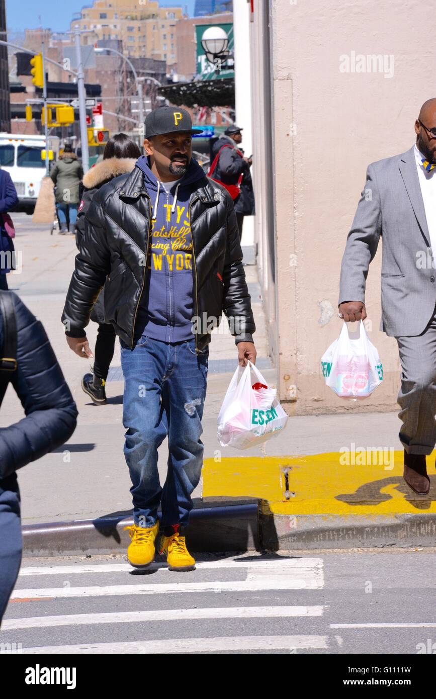 Mike Epps waves to photographers in New York Featuring Mike