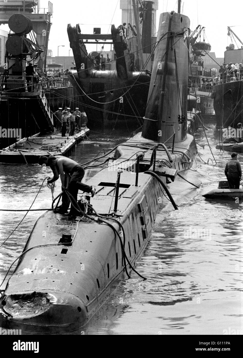 AJAXNETPHOTO.  6TH JULY, 1971.GOSPORT, ENGLAND. SUBMARINE HMS ARTEMIS 1,120 TONS, RISING TO THE SURFACE AT THE ROYAL NAVY SUBMARINE BASE HMS DOLPHIN. THE SUBMARINE SANK TRAPPING THREE CREW INSIDE FOR 10 HOURS ALONGSIDE THE QUAY AT HMS DOLPHIN ON JULY 2ND, 1971.  PHOTO:JONATHAN EASTLAND/AJAX. REF:ARTEMIS 710707 1001 Stock Photo