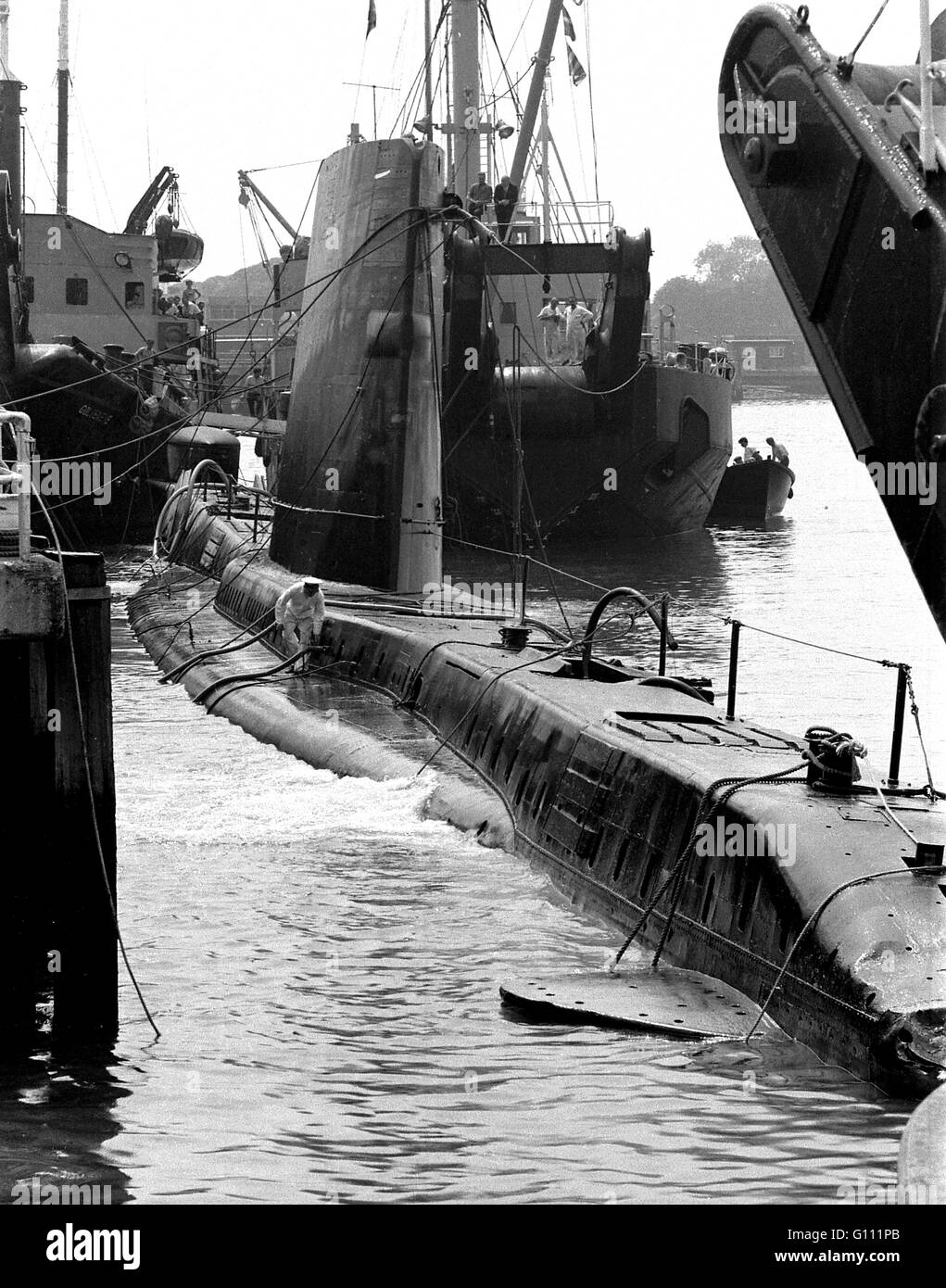 AJAXNETPHOTO. 6TH JULY, 1971. GOSPORT, ENGLAND.SUBMARINE HMS ARTEMIS 1,120 TONS, RISING TO THE SURFACE AT THE ROYAL NAVY SUBMARINE BASE HMS DOLPHIN WHICH SANK TRAPPING THREE CREW INSIDE FOR 10 HOURS ALONGSIDE THE QUAY AT HMS DOLPHIN ON JULY 2ND, 1971.  PHOTO:JONATHAN EASTLAND/AJAX. REF:ARTEMIS 71707 2002 Stock Photo