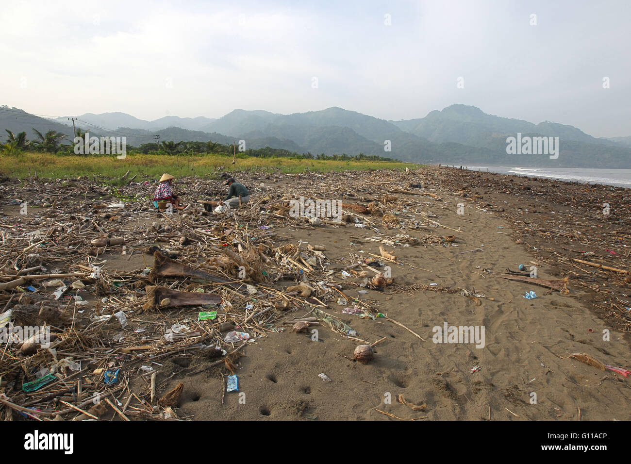 Sukabumi, West Java, Indonesia. 5th May, 2016. Garbage on Loji beach, Sukabumi, West Java. Marine debris is mainly discarded human rubbish which floats on, or is suspended in the ocean. Eighty percent of marine debris is plastic - a component that has been rapidly accumulating since the end of World War II. The mass of plastic in the oceans may be as high as one hundred million metric tons. © Afriadi Hikmal/ZUMA Wire/Alamy Live News Stock Photo