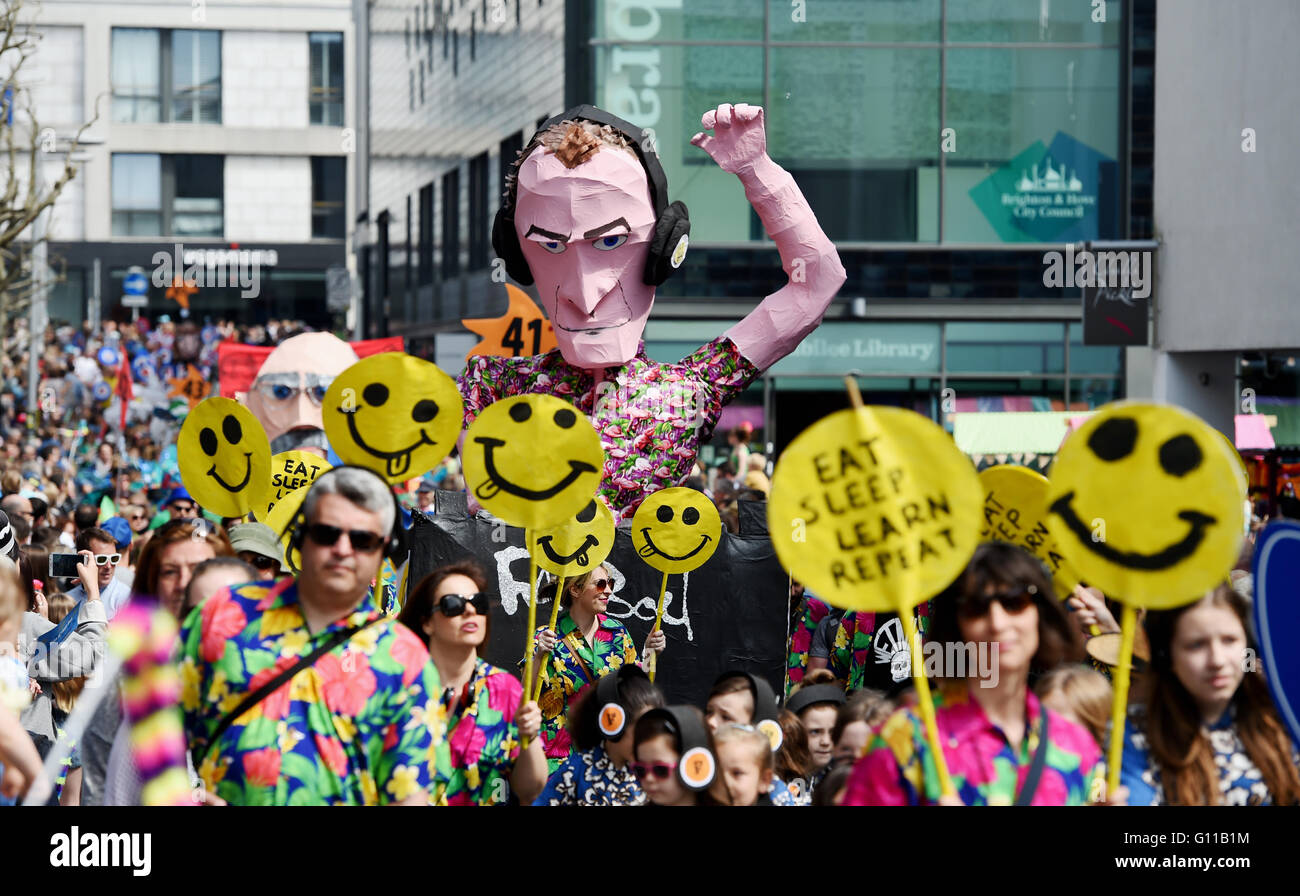 Brighton UK 7th May 2016 - A giant puppet of FatBoy Slim who lives in the city joins in the Brighton Festival Children's Parade today with over 5000 local children taking part . The parade is organised by Community Arts Charity Same Sky with this years theme being Brighton Celebrates Credit:  Simon Dack/Alamy Live News Stock Photo