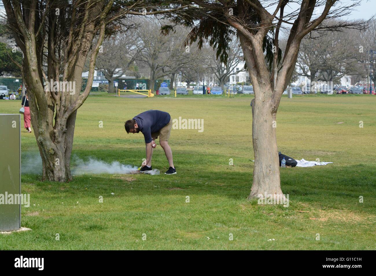 Portsmouth, UK. 7th May 2016. A man on Southsea common controls his barbecue as thousands of Brits take to the beaches of England. Credit: Marc Ward/Alamy Live News Stock Photo