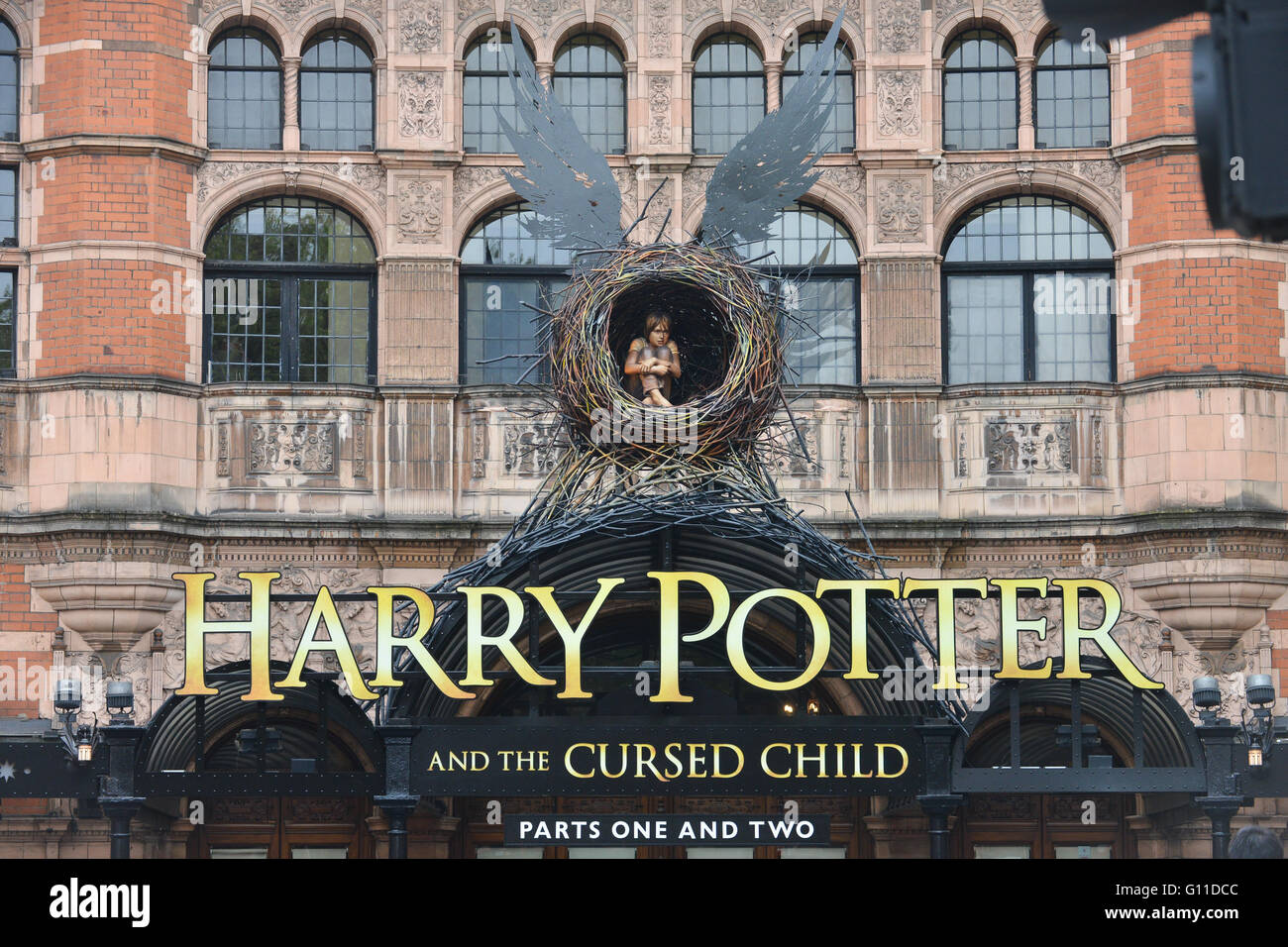 Charing Cross Road, London, UK. 7th May 2016. Harry Potter and the Cursed  Child theatre preparations © Matthew Chattle/Alamy Liv Stock Photo - Alamy