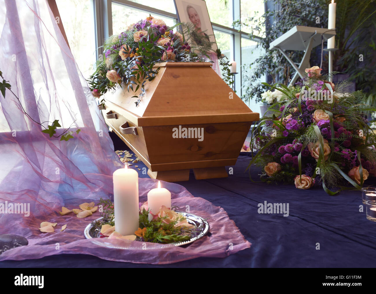 Berlin, Germany. 29th Apr, 2016. The coffin and a portrait of German actress Hendrikje Fitz who