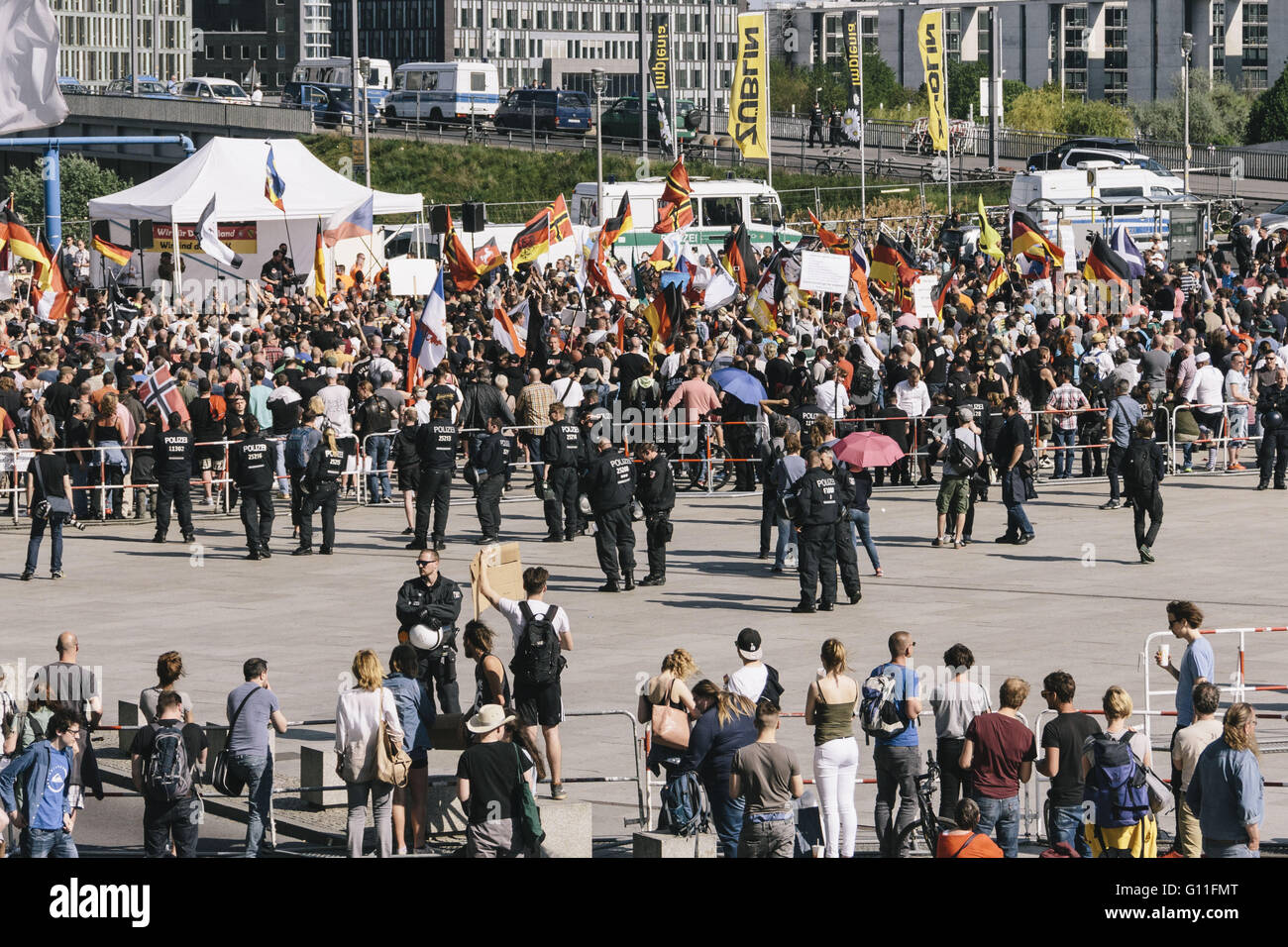 Berlin, Germany. 7th May, 2016. Demonstrators and counter-activists at Berlin central station during the rally held under the motto 'Merkel muss weg![Merkel must go]' organised by far-right group 'We for Berlin & We for Germany' Credit:  Jan Scheunert/ZUMA Wire/Alamy Live News Stock Photo