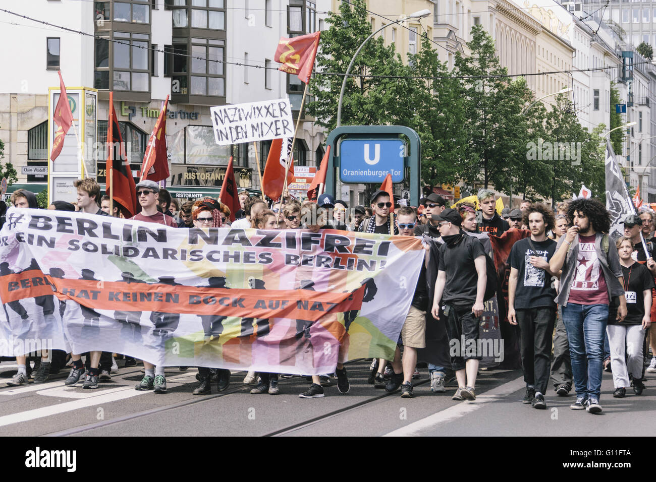 Berlin, Berlin, Germany. 7th May, 2016. Protesters during the counter protests against the rally held under the motto 'Merkel muss weg![Merkel must go]' organised by far-right group 'We for Berlin & We for Germany' Credit:  Jan Scheunert/ZUMA Wire/Alamy Live News Stock Photo