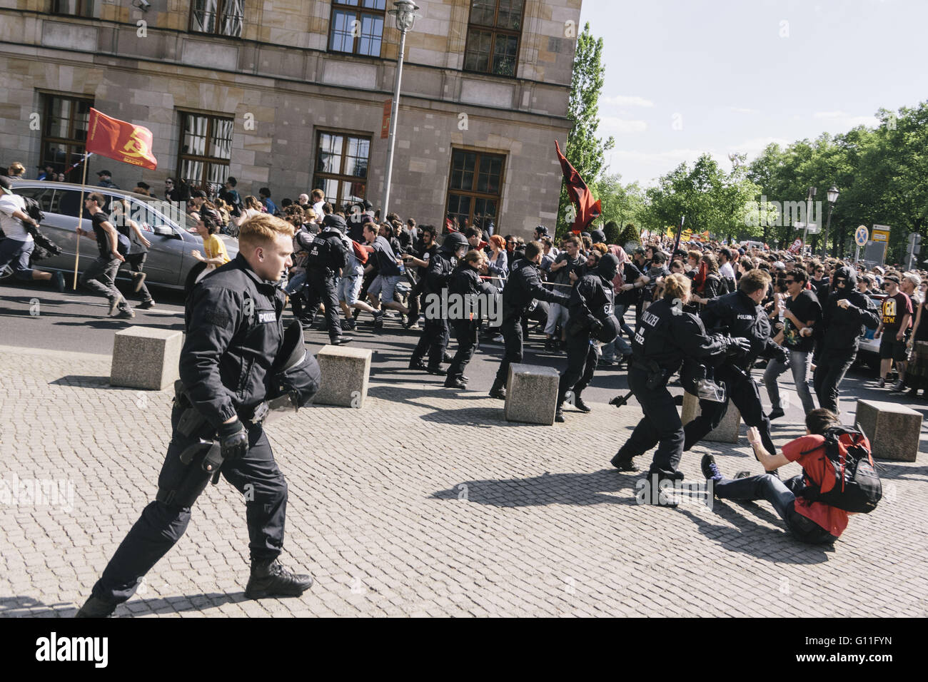 Berlin, Berlin, Germany. 7th May, 2016. Protesters try to break through a police barrier during the counter protests against the rally held under the motto 'Merkel muss weg![Merkel must go]' organised by far-right group 'We for Berlin & We for Germany' Credit:  Jan Scheunert/ZUMA Wire/Alamy Live News Stock Photo