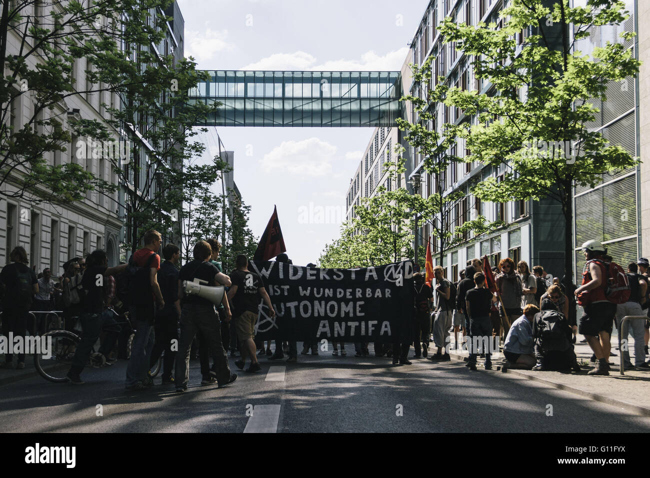 Berlin, Berlin, Germany. 7th May, 2016. Protesters during the counter protests against the rally held under the motto 'Merkel muss weg![Merkel must go]' organised by far-right group 'We for Berlin & We for Germany' Credit:  Jan Scheunert/ZUMA Wire/Alamy Live News Stock Photo