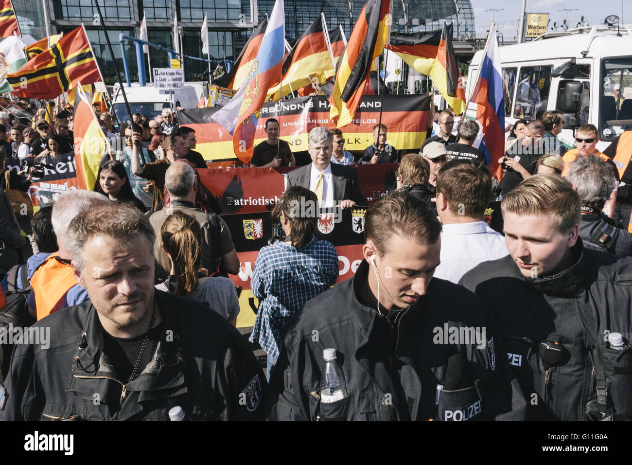 Berlin, Berlin, Germany. 7th May, 2016. Protesters during the rally held under the motto 'Merkel muss weg![Merkel must go]' organised by far-right group 'We for Berlin & We for Germany' Credit:  Jan Scheunert/ZUMA Wire/Alamy Live News Stock Photo