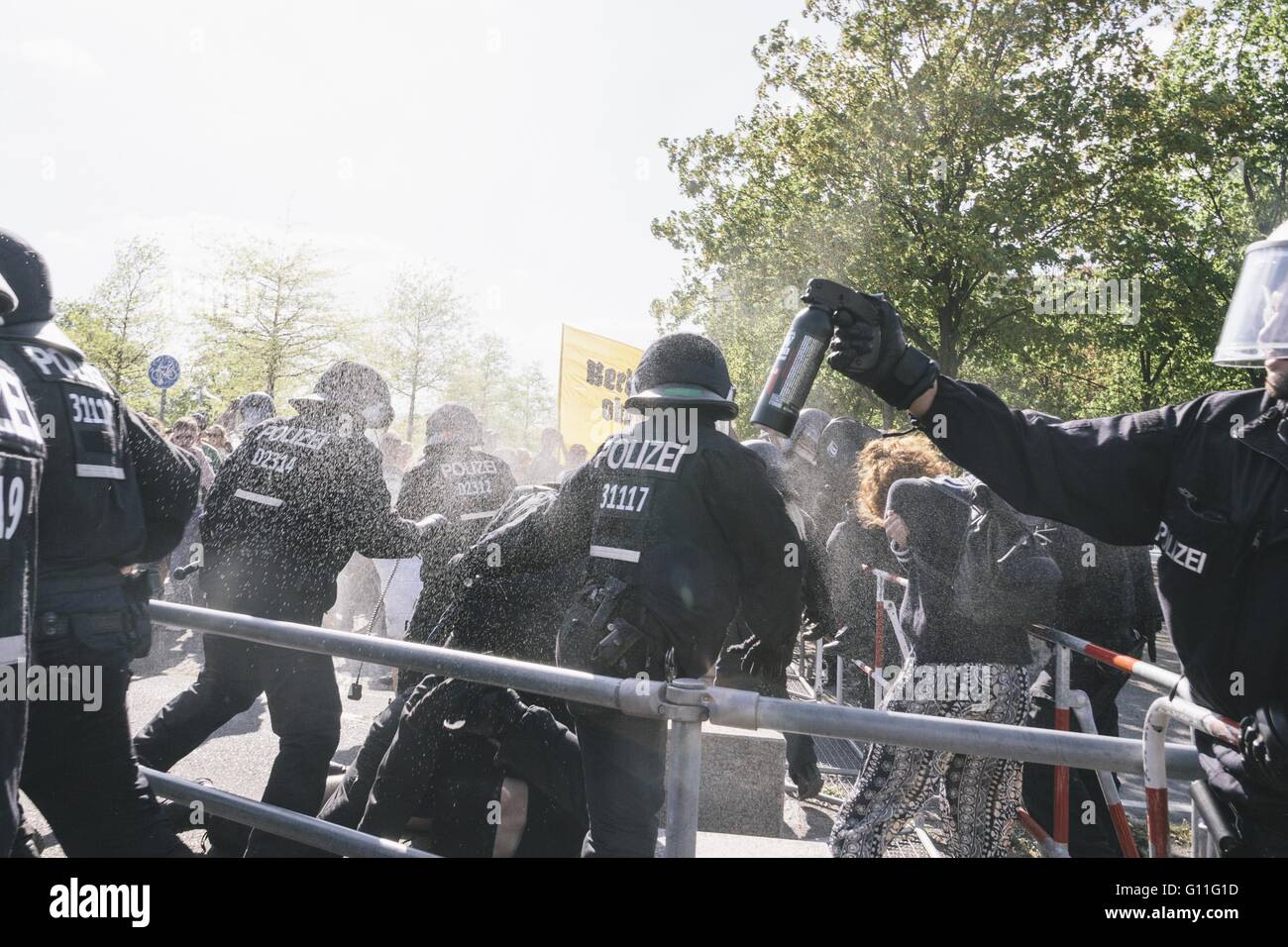 Berlin, Berlin, Germany. 7th May, 2016. Police spraying pepper spray during counter protests against the rally held under the motto 'Merkel muss weg![Merkel must go]' organised by far-right group 'We for Berlin & We for Germany' Credit:  Jan Scheunert/ZUMA Wire/Alamy Live News Stock Photo
