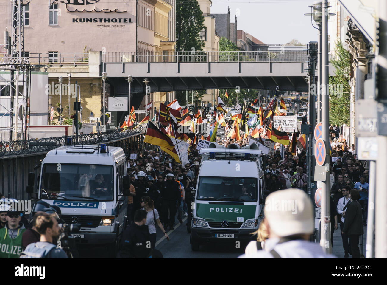 Berlin, Berlin, Germany. 7th May, 2016. Protesters under a bridge during the rally held under the motto 'Merkel muss weg![Merkel must go]' organised by far-right group 'We for Berlin & We for Germany' Credit:  Jan Scheunert/ZUMA Wire/Alamy Live News Stock Photo