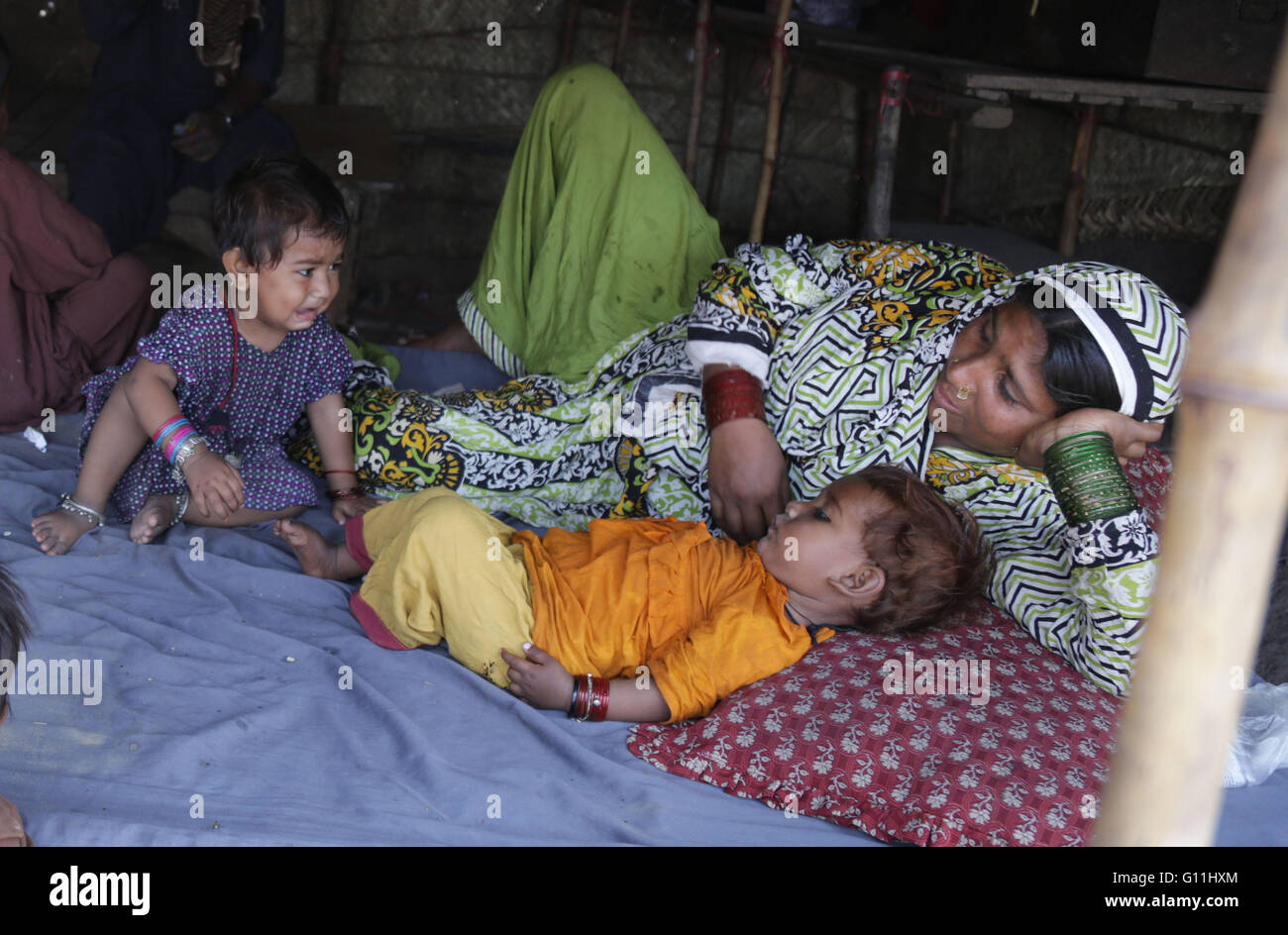 Pakistan Mami R Lahore, Pakistan. 06th May, 2016. Pakistani mother is playing and ...