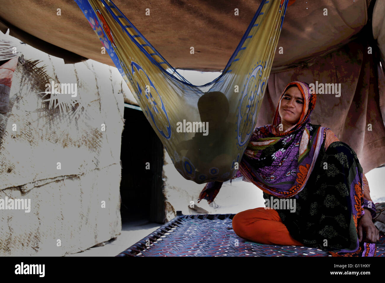 Lahore, Pakistan. 06th May, 2016. Pakistani mother is playing and ...