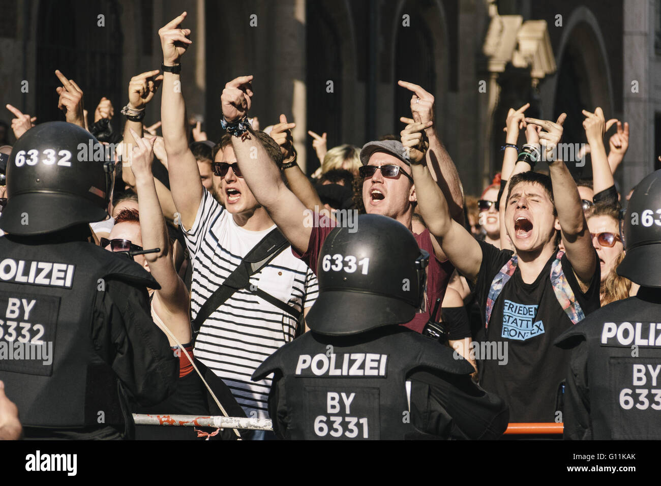 Berlin, Germany. 7th May, 2016. Activists use middel finger in counter protest against the rally being held under the motto 'Merkel muss weg! or 'Merkel must go' organised by far-right group 'We for Berlin & We for Germany.' © Jan Scheunert/ZUMA Wire/Alamy Live News Stock Photo