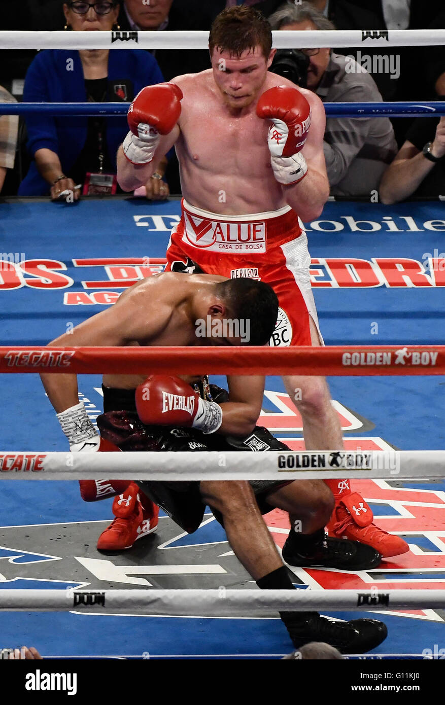 Las Vegas NV, USA. 7th May, 2016. (In Red trunks) Mexico's Canelo Alvarez KO's UK's Amir Khan in the 6th round Saturday night at the T-Mobile Arena. Mexico's Canelo took the win by KO for the middleweight world championship in Las Vegas.  Credit:  Gene Blevins/ZUMA Wire/Alamy Live News Stock Photo