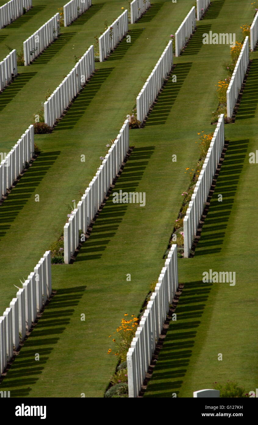 AJAX NEWS PHOTOS - 2005 - BRITISH & COMMONWEALTH WAR GRAVE CEMETERY - ETAPLES - FRANCE. LOCATED ON THE D940 FROM BOULOGNE TO LE TOUQUET. IT IS THE LARGEST OF THE BRITISH & COMMONWEALTH CEMETERIES IN FRANCE. PHOTO:JONATHAN EASTLAND/AJAX REF:D50109/340 Stock Photo