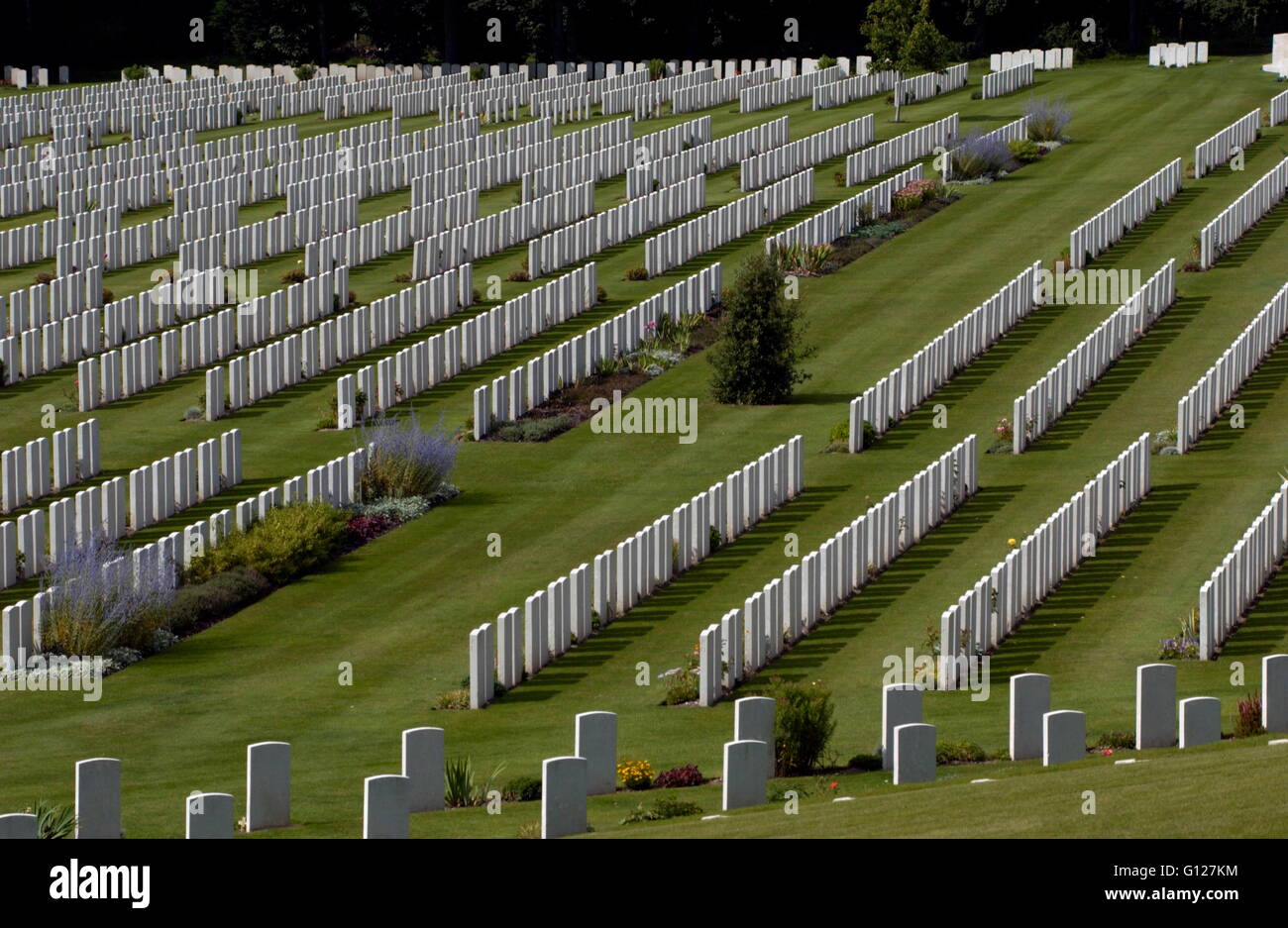 AJAX NEWS PHOTOS - 2005 - BRITISH & COMMONWEALTH WAR GRAVE CEMETERY - ETAPLES - FRANCE. LOCATED ON THE D940 FROM BOULOGNE TO LE TOUQUET. IT IS THE LARGEST OF THE BRITISH & COMMONWEALTH CEMETERIES IN FRANCE. PHOTO:JONATHAN EASTLAND/AJAX REF:D50109/337 Stock Photo