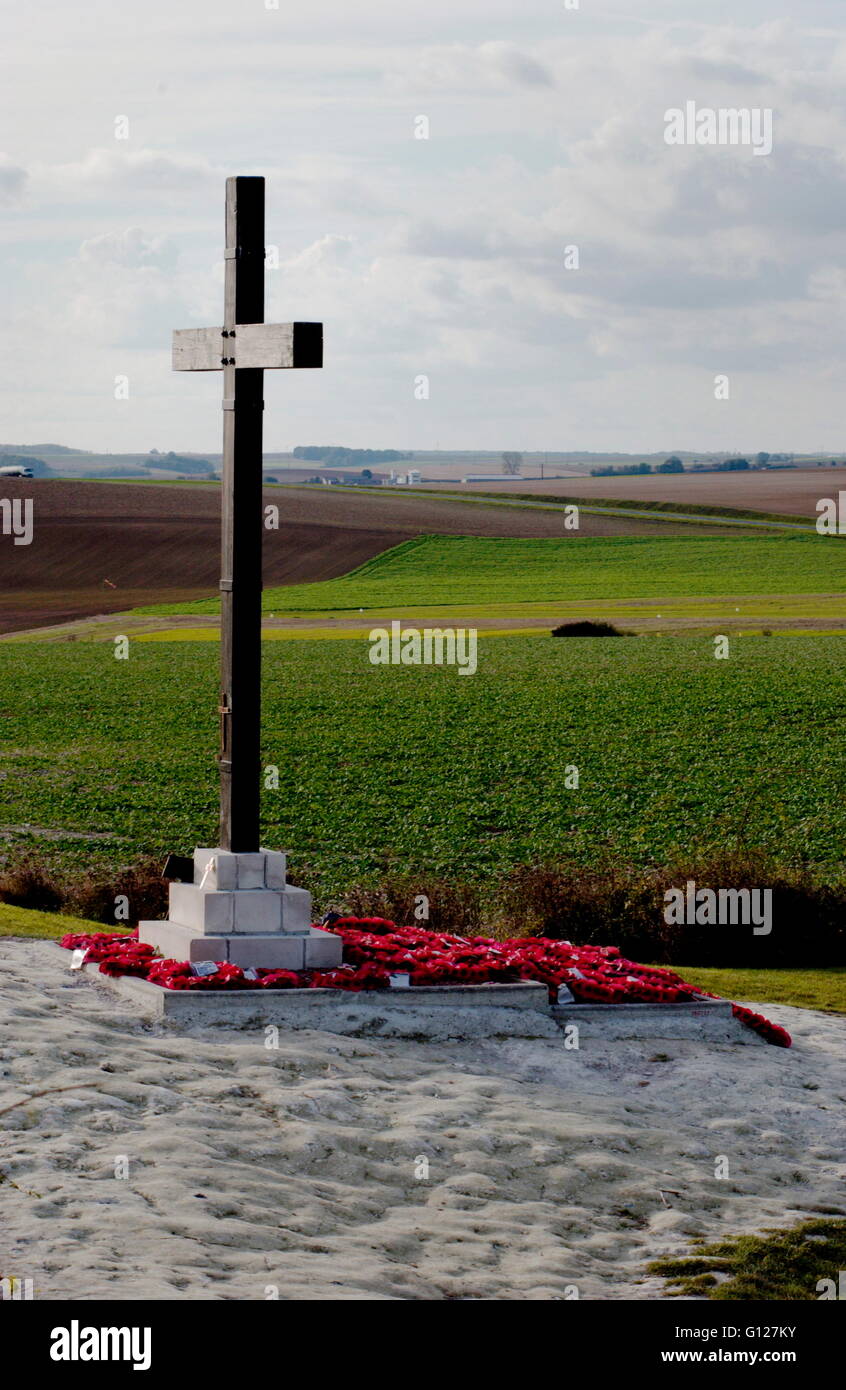 AJAX NEWS PHOTOS - 2005 - FRANCE -  LA BOISELLE - LOCHNAGAR - SOMME - PICARDY - CROSS ERECTED ON THE EDGE OF THE HUGE CRATER OVER 70FT DEEP MADE BY THE BRITISH AFTER EXPLODING A MASSIVE MINE NEAR GERMAN LINES. SITE IS MAINTAINED BY 'FIRENDS OF LOCHNAGAR' PHOTO:JONATHAN EASTLAND/AJAX REF:D52110/636 Stock Photo