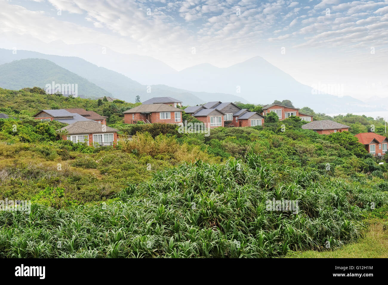 Hillside house hi-res stock photography and images - Alamy